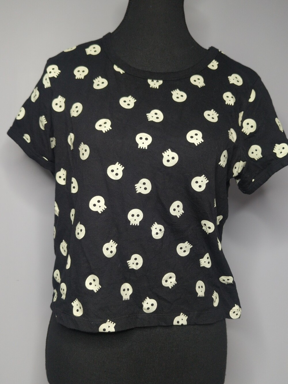 LA LUNA Glow in the Dark Skull Crop Top Baby Tee — Black / Size Medium